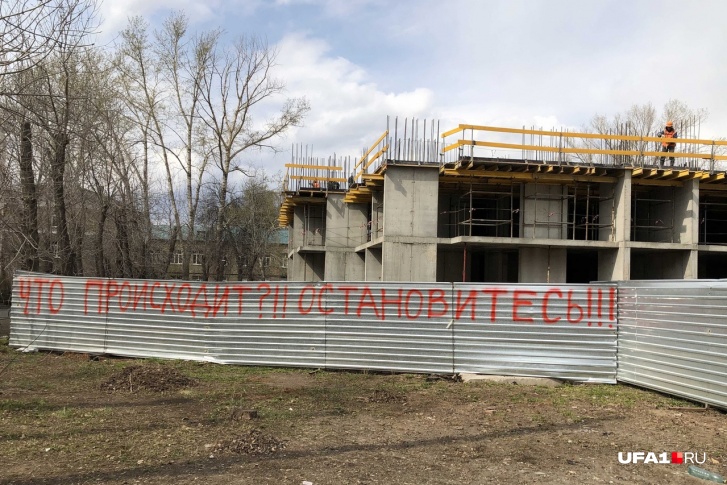 Проблемный дом на Конституции всё строится и строится Проблемный дом на Конституции всё строится и строится