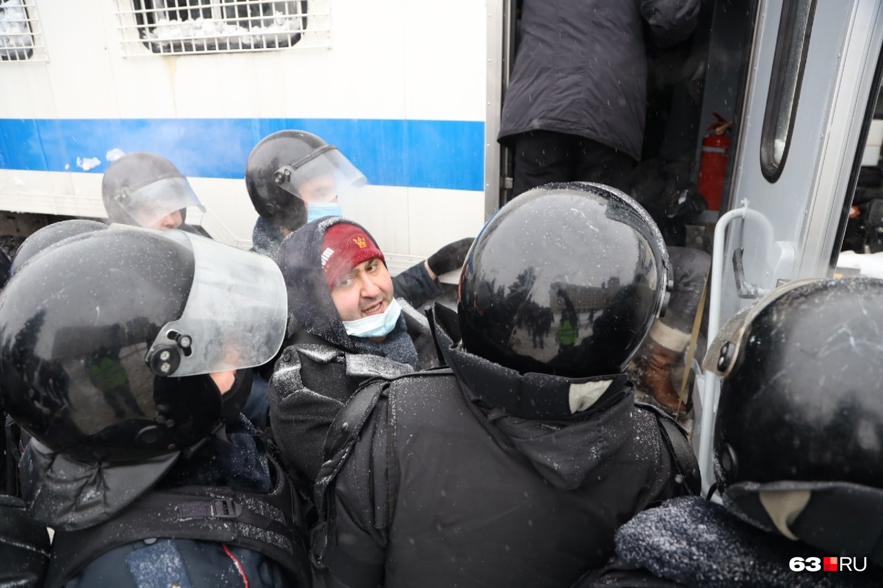 На пороге автозака На пороге автозака