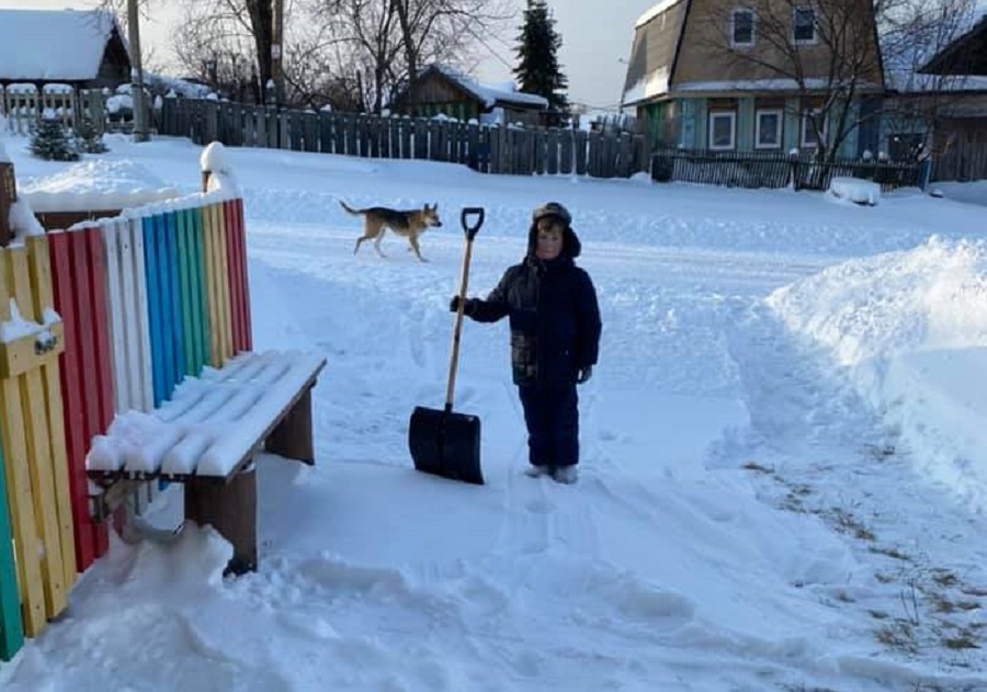 «Такой местный пионер». В уральском селе десятилетний мальчик чистит снег у домов жителей