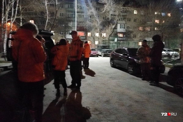 Волонтеры прочесывают город в поисках ребенка Волонтеры прочесывают город в поисках ребенка