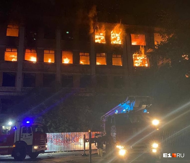 В Екатеринбурге полыхает здание заброшенной больницы в Зеленой Роще. Видео