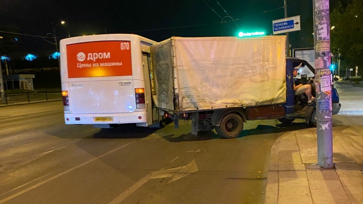 В центре Екатеринбурга из-за столкновения грузовой «Газели» и автобуса троллейбусы встали в пробку