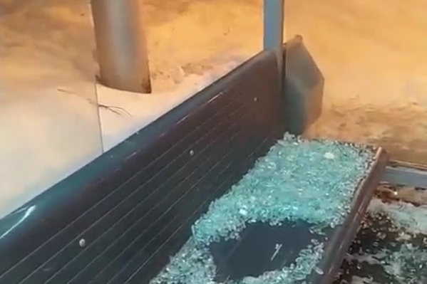 Стекло продолжало лопаться после падения Стекло продолжало лопаться после падения