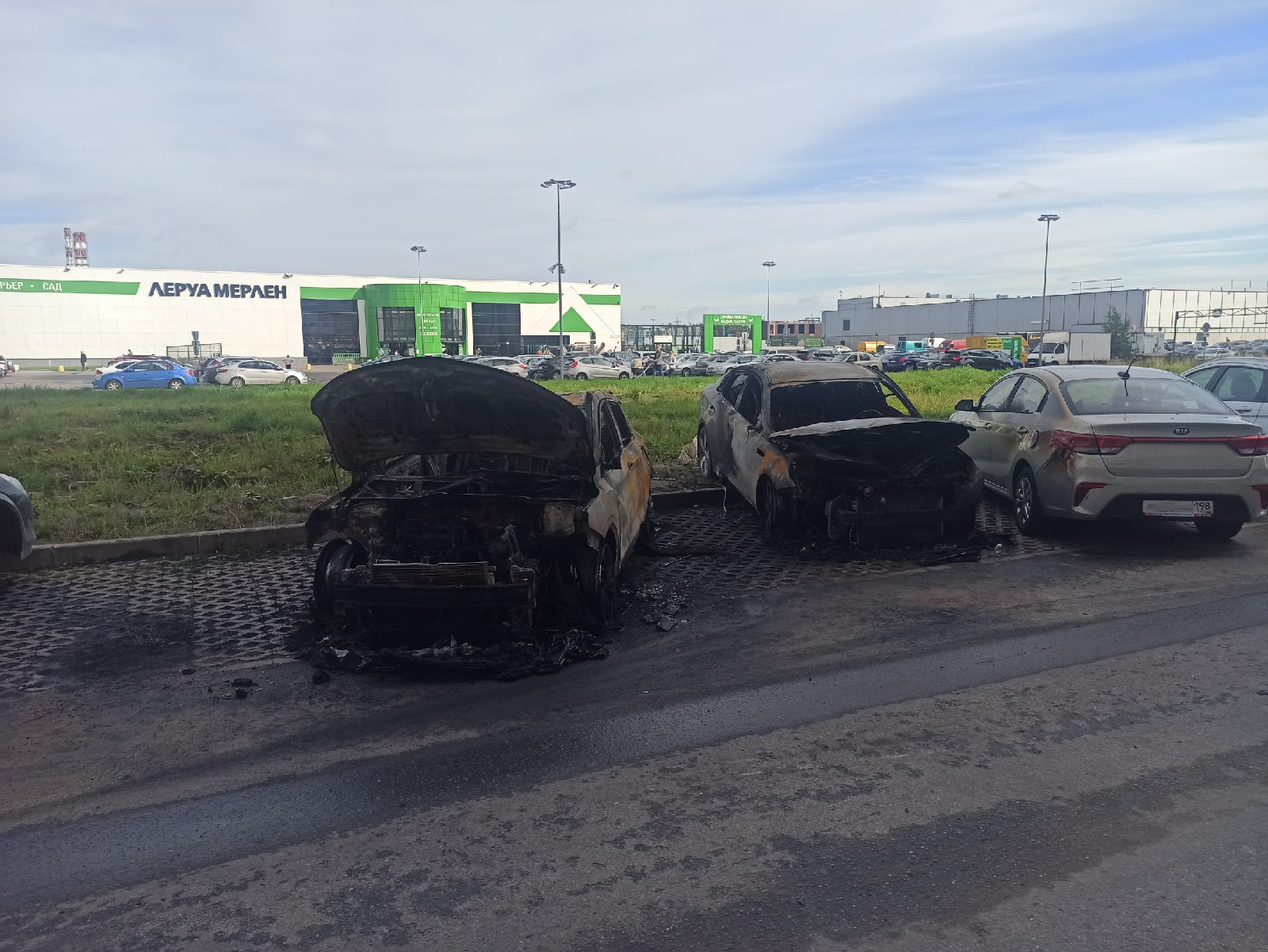 Две машины сгорели на Королёва после манипуляций мопедиста. Поджог попал на камеру