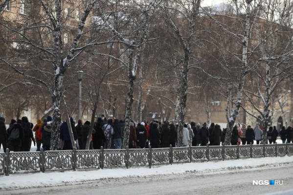 Почему именно в эти дни понадобилось обеспечивать безопасность новосибирцев — власти не пояснили. Но ранее мэр упоминал, что в воскресенье планируется несогласованная протестная акция. А <nobr class="_">2 февраля</nobr> в московском суде будут рассматривать дело Навального Почему именно в эти дни понадобилось обеспечивать безопасность новосибирцев — власти не пояснили. Но ранее мэр упоминал, что в воскресенье планируется несогласованная протестная акция. А <nobr class="_">2 февраля</nobr> в московском суде будут рассматривать дело Навального