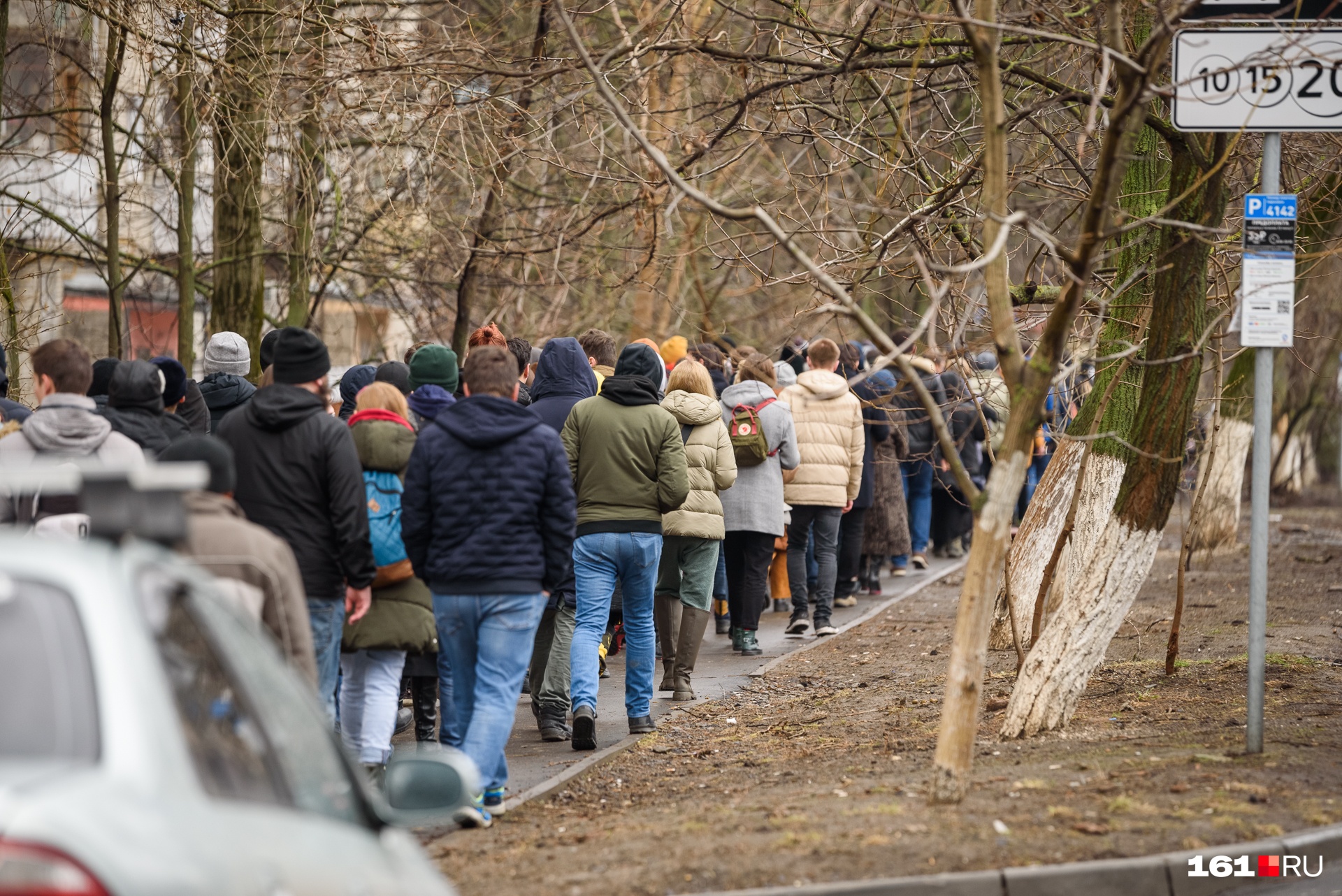 Люди пошли по центральным улицам Люди пошли по центральным улицам