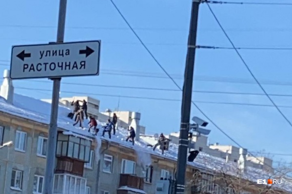 Все происходило на крыше дома <nobr class="_">№ 17</nobr> на Билимбаевской Все происходило на крыше дома <nobr class="_">№ 17</nobr> на Билимбаевской