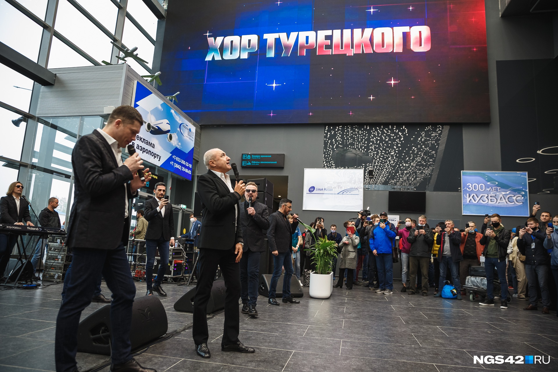 Первых пассажиров в новом терминале встречал "Хор Турецкого" Первых пассажиров в новом терминале встречал "Хор Турецкого"