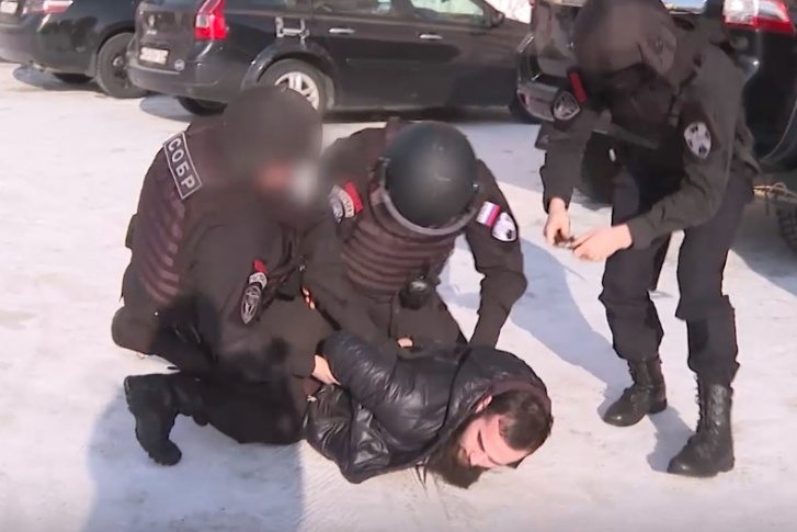 Мужчину задержали сотрудник СОБРа и ФСБ Мужчину задержали сотрудник СОБРа и ФСБ