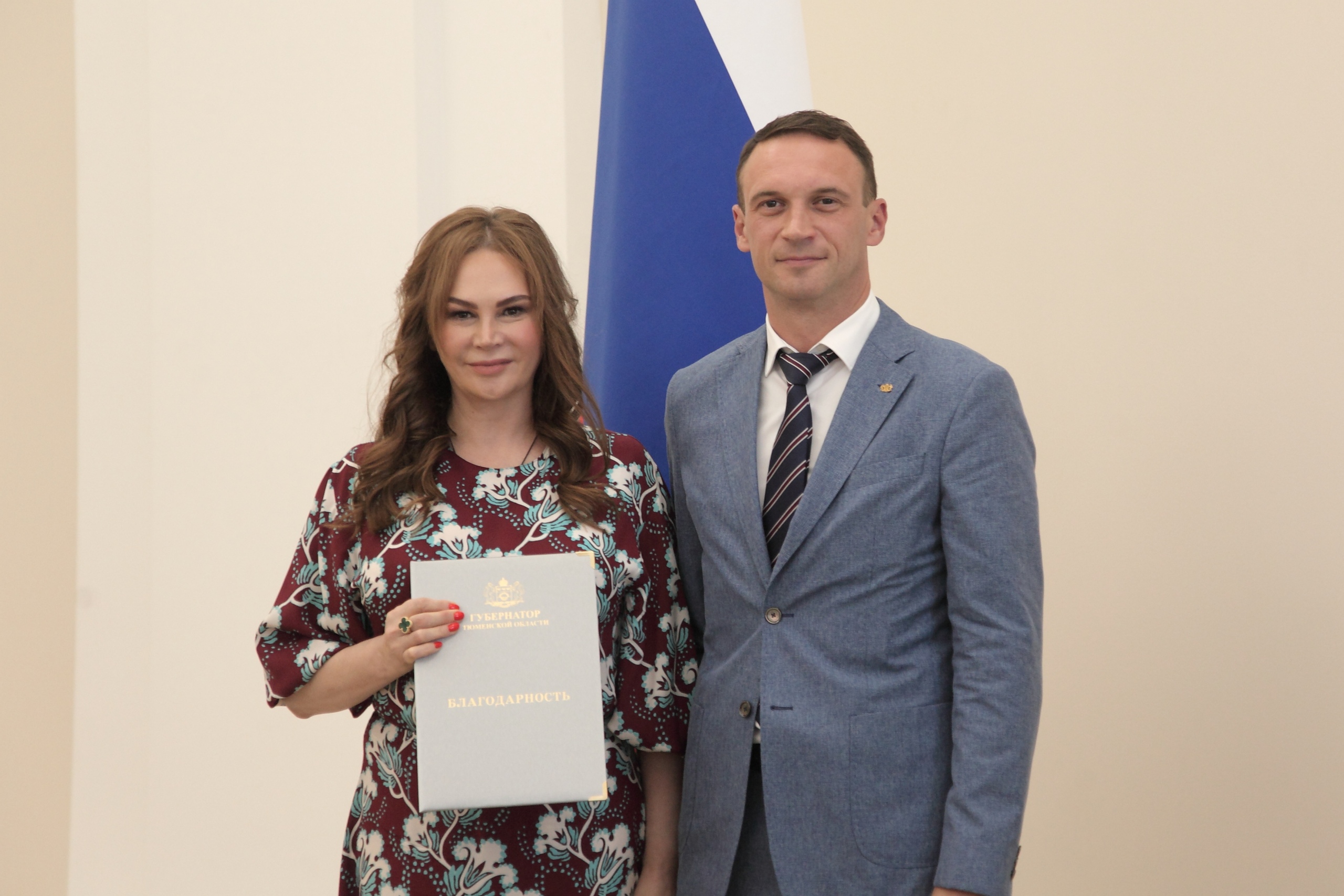 Ольга Гирилюк в 2019 году получила благодарность от правительства Тюменской области. На фото она с заместителем губернатора Андреем Пантелеевым<br>