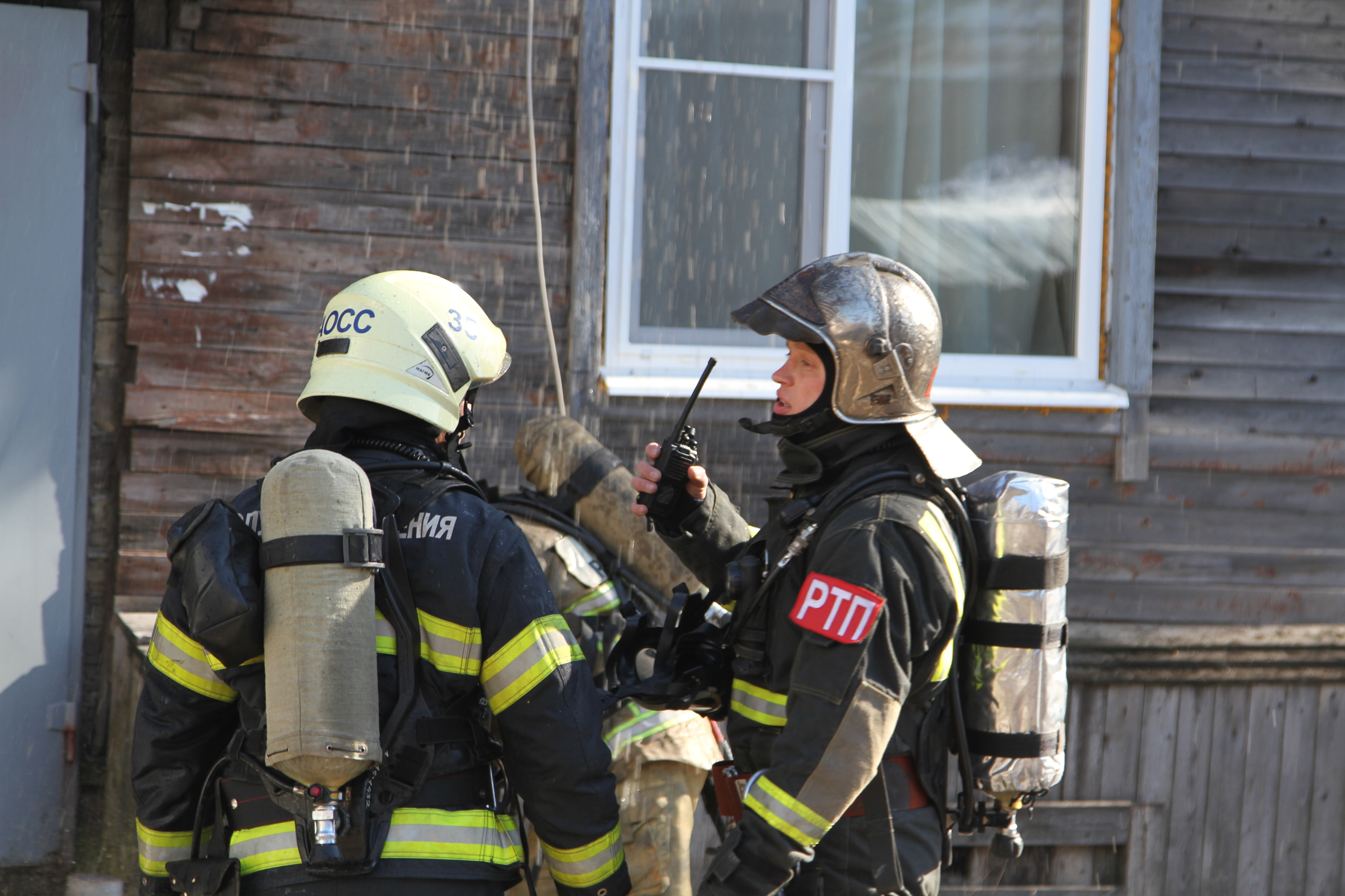 После ликвидации возгорания пожарные продолжили работу: проливали и разбирали погоревшие конструкции<br>