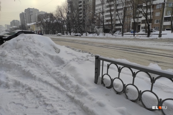 Сугробы на тротуарах и колеи на дорогах — реальность Екатеринбурга всю последнюю неделю Сугробы на тротуарах и колеи на дорогах — реальность Екатеринбурга всю последнюю неделю
