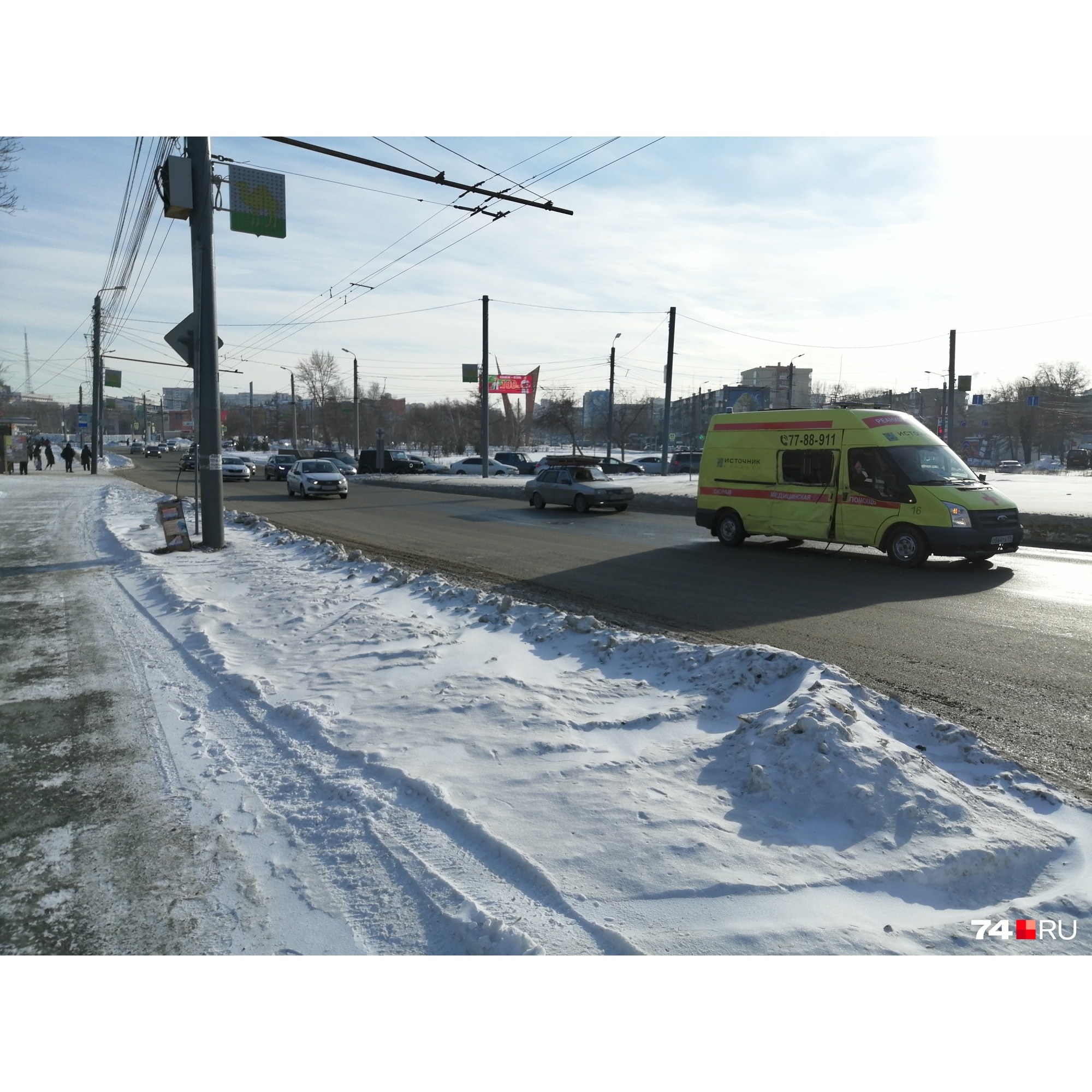 Остановка общественного транспорта находится в паре сотен метров от места столкновения Остановка общественного транспорта находится в паре сотен метров от места столкновения 
