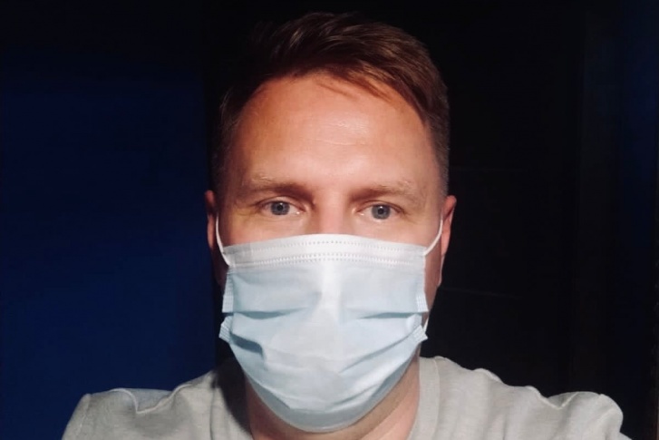 Судя по фото, опубликованном в соцсети, теперь Евгений Щербаков ходит в маске — чтобы не заражать других Судя по фото, опубликованном в соцсети, теперь Евгений Щербаков ходит в маске — чтобы не заражать других
