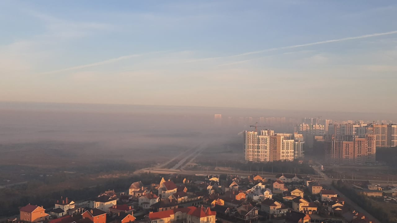 Екатеринбург опять накрыло смогом. Едкий запах гари продержится в городе весь день