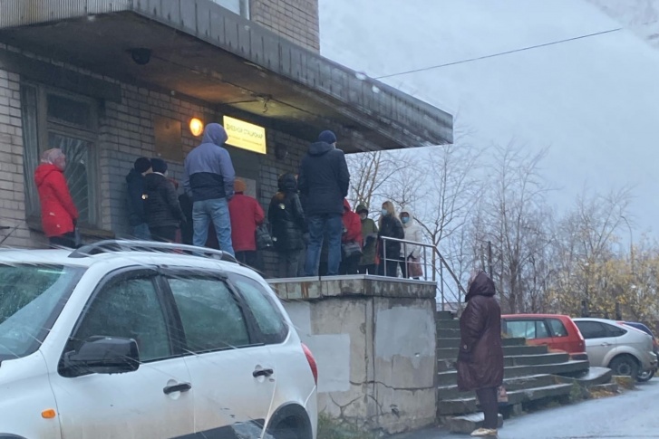 Люди ожидают забора проб на улице у специального входа в поликлинику Люди ожидают забора проб на улице у специального входа в поликлинику