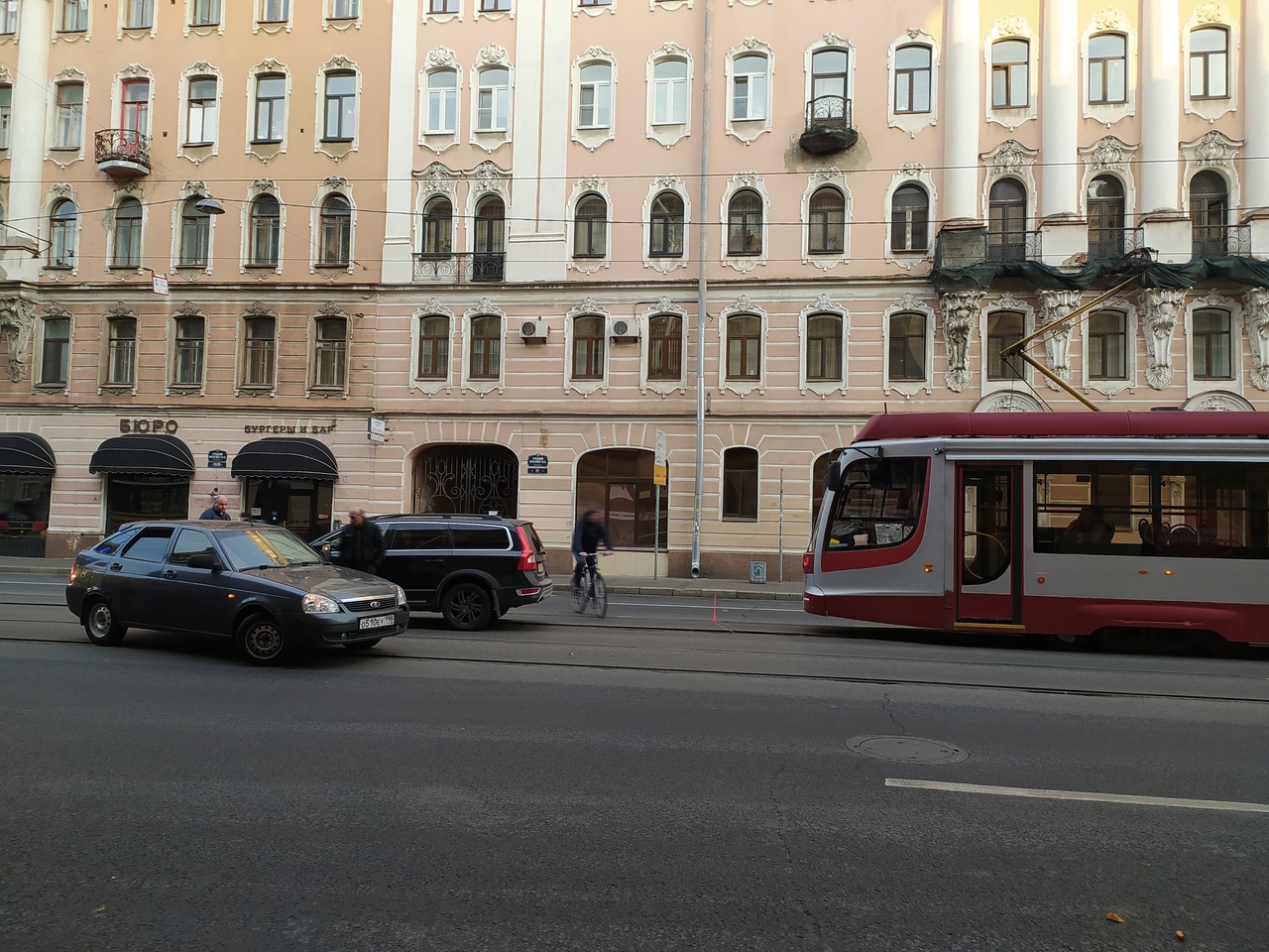 Общественному транспорту не везёт. После ДТП с трамваем на Петергофском люди шли по рельсам