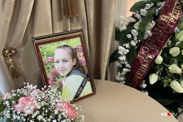 В Волгограде прощаются с погибшими девочками-баскетболистками В Волгограде прощаются с погибшими девочками-баскетболистками