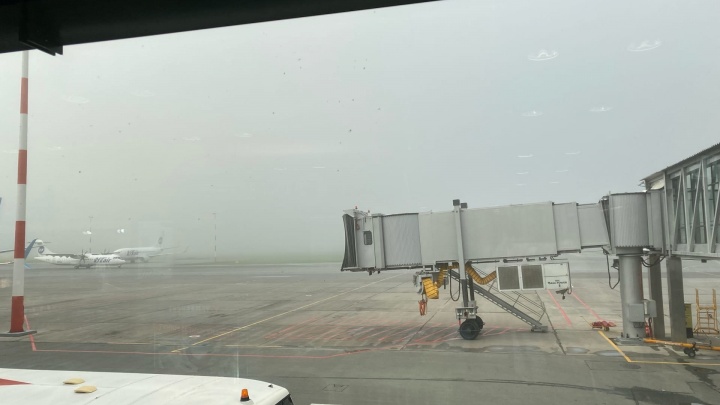 В Тюмени не смог приземлиться самолет. Пассажиров доставили в Ханты-Мансийск