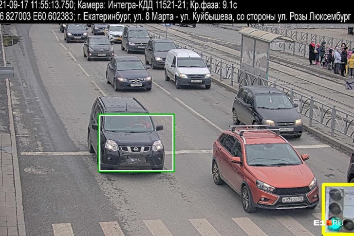 Камера засекла Nissan, ехавший по крайней правой полосе Камера засекла Nissan, ехавший по крайней правой полосе