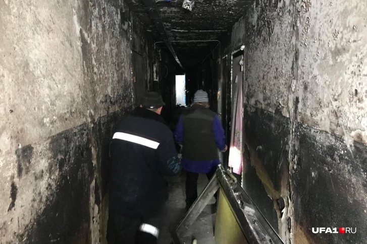 В доме, где случился пожар, второй день идут восстановительные работы В доме, где случился пожар, второй день идут восстановительные работы