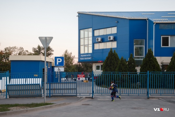 По словам родителей, после их жалобы на организацию работы в школе тренеру пригрозили увольнением По словам родителей, после их жалобы на организацию работы в школе тренеру пригрозили увольнением