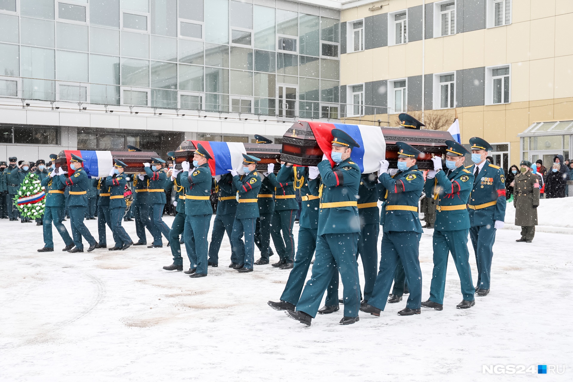 «Мы потеряли часть своей семьи»: как Красноярск простился с тремя погибшими в огне пожарными