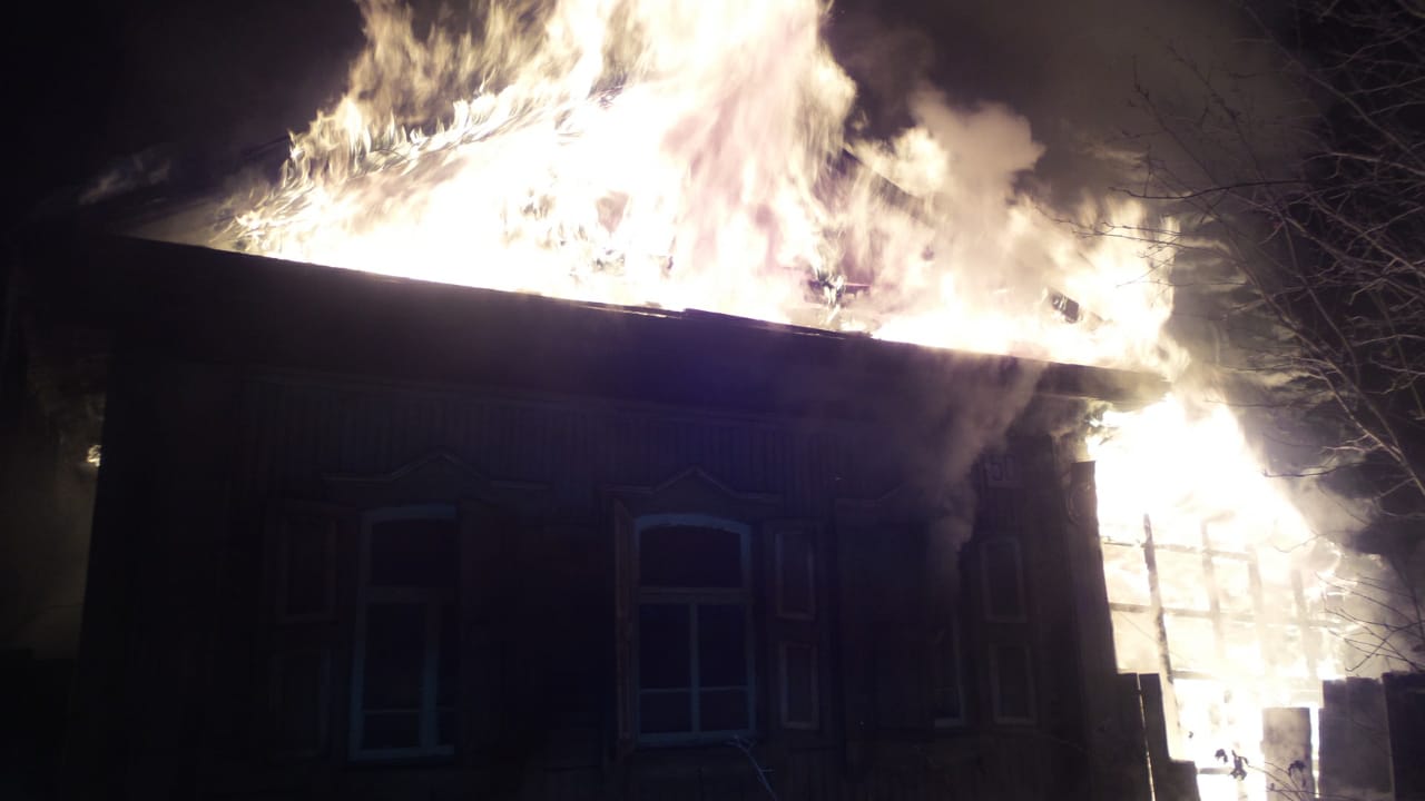 «Забрали только паспорта»: на улице Шаумяна сгорел дом со всеми вещами жильцов