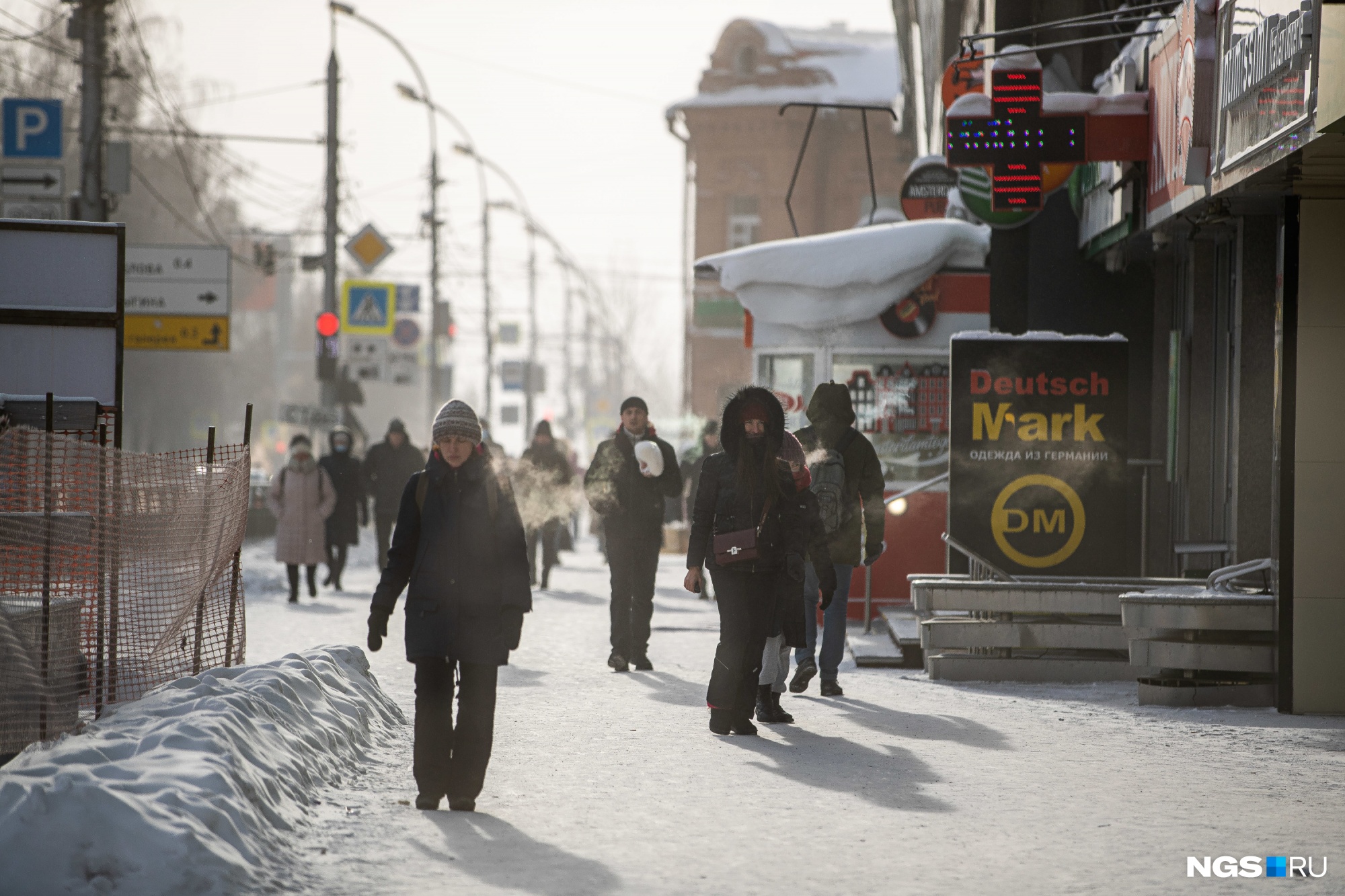 Суровая стужа: 10 кадров с улиц морозного Новосибирска, от которых идут мурашки