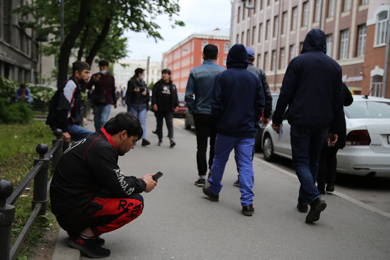 Сотни человек собрались в очередь у Единого миграционного центра в Петербурге. Они не хотят уезжать из России