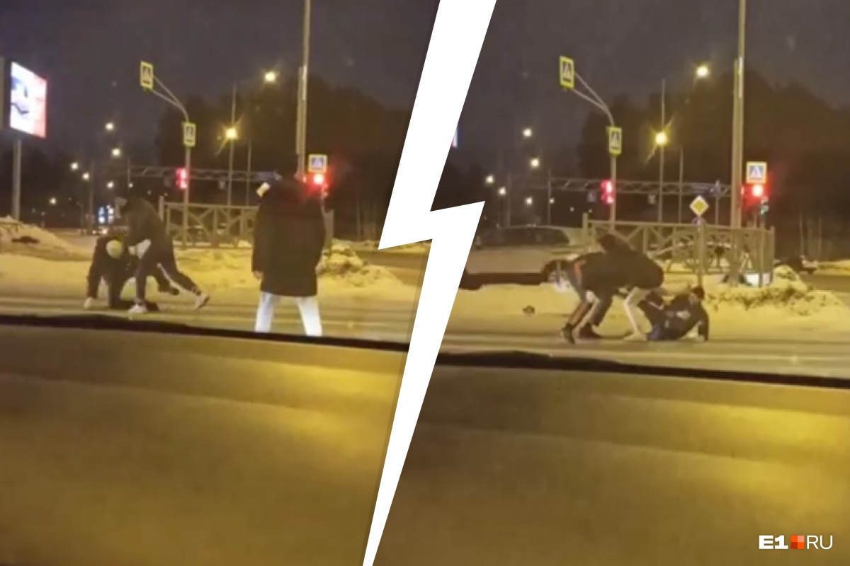В Екатеринбурге не поделившие дорогу автомобилисты устроили драку посреди перекрестка: видео