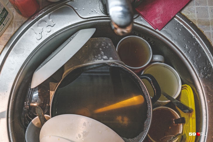 В период с 19 по 23 января у жителей трех районов Перми возникнут сложности с мытьем посуды: в их домах отключат холодную воду