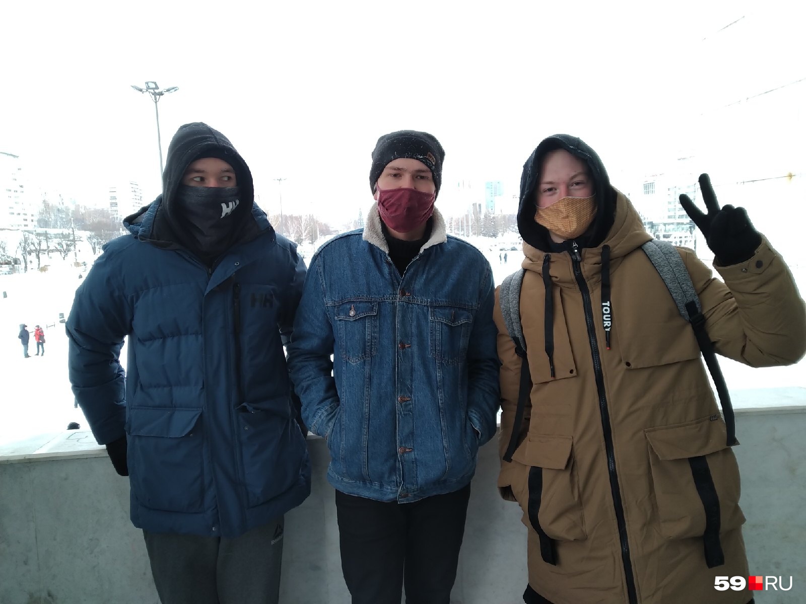 Эти трое 18-летних пермяков считают ненормальной ситуацию, когда на лечение детей нужно собирать деньги при помощи смс Эти трое 18-летних пермяков считают ненормальной ситуацию, когда на лечение детей нужно собирать деньги при помощи смс