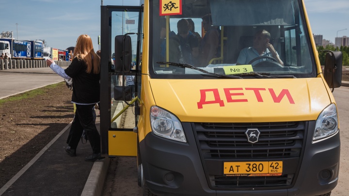 Кузбасские перевозчики требуют покупать малышам отдельные места в автобусе. Выясняем, законно ли это