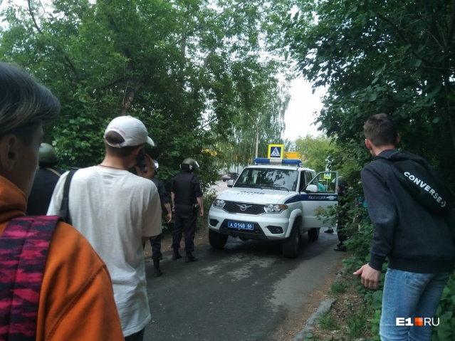 Мужчина, открывший стрельбу с балкона по прохожим в Екатеринбурге, задержан. После штурма его вывели из квартиры живым