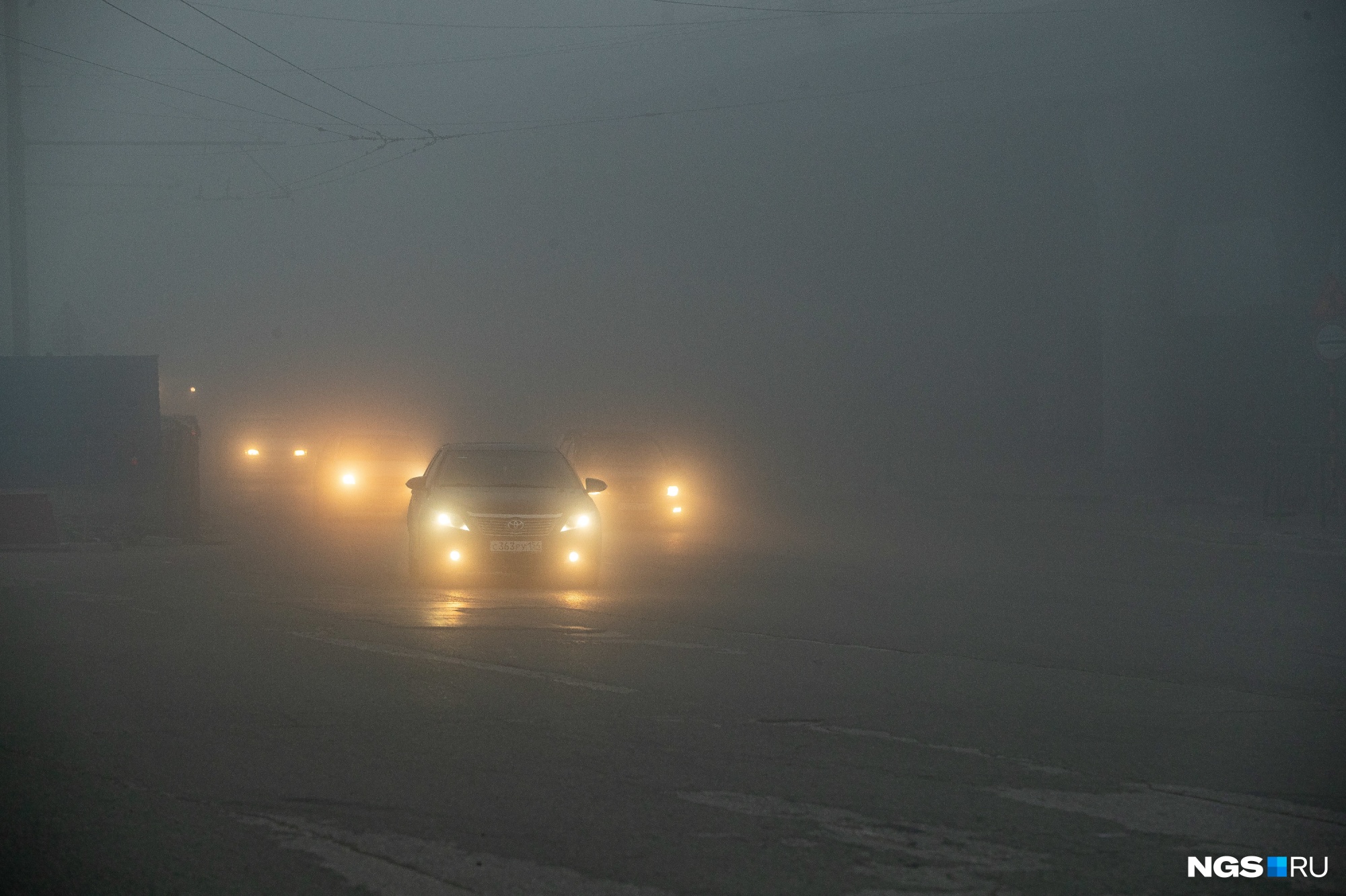 В Новосибирске резко ухудшилось качество воздуха. Жителям рекомендуют не выходить на улицу и закрыть окна