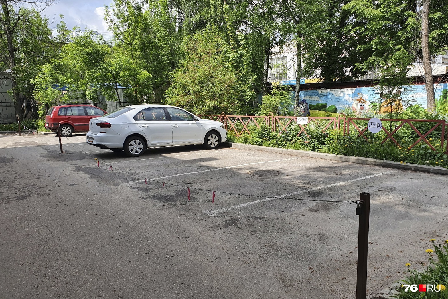 На Угличской, 4 парковочные места закреплены за машинами