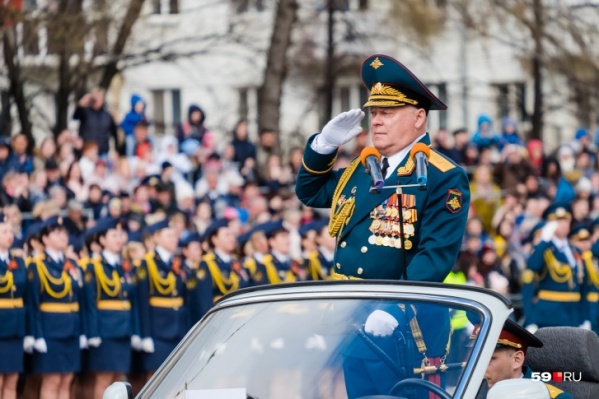 Прохождение войск пермского гарнизона состоится, но посмотреть на него в этот раз смогут не все Прохождение войск пермского гарнизона состоится, но посмотреть на него в этот раз смогут не все