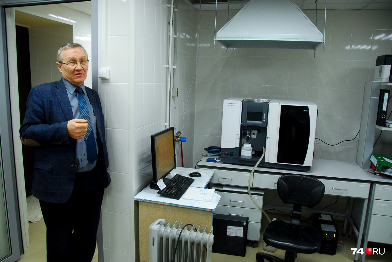 Руководитель лаборатории Олег Шумихин объясняет принцип работы прибора для определения концентрации металлов