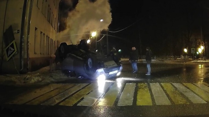 «Водитель в шоке»: в Ярославле автомобиль снес дорожный знак и перевернулся