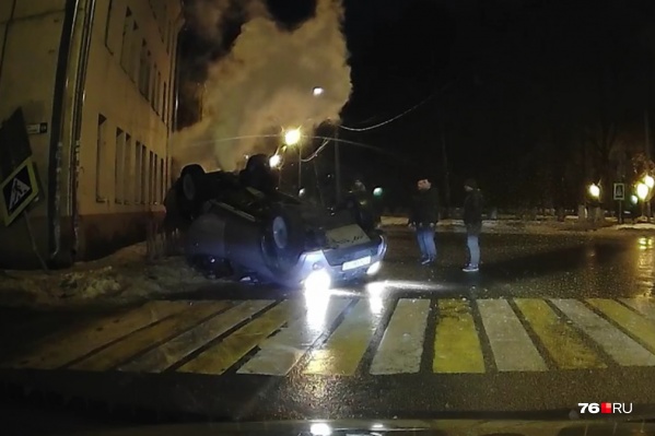 После аварии из выхлопной трубы задымило После аварии из выхлопной трубы задымило