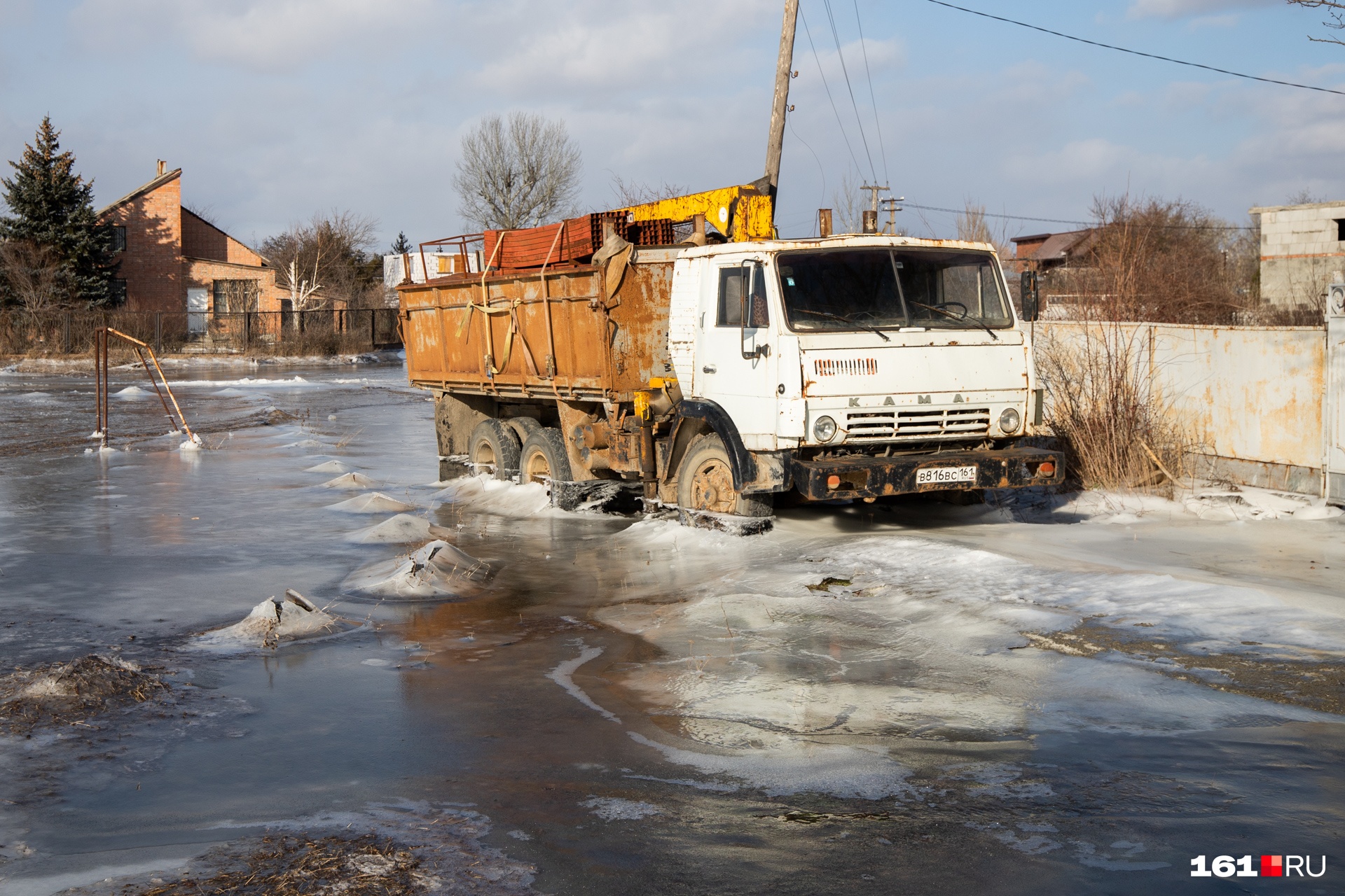 В воде стоят и машины. Завести их будет проблематично В воде стоят и машины. Завести их будет проблематично