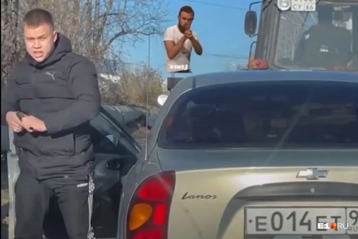 Автохам подошел к водителю с крайне резкими претензиями Автохам подошел к водителю с крайне резкими претензиями