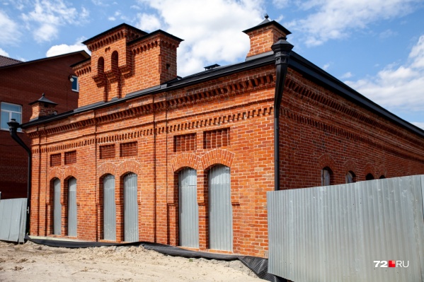 Первая в Тюмени электростанция появилась в 1893 году благодаря местным купцам. Так здание выглядит сейчас Первая в Тюмени электростанция появилась в 1893 году благодаря местным купцам. Так здание выглядит сейчас