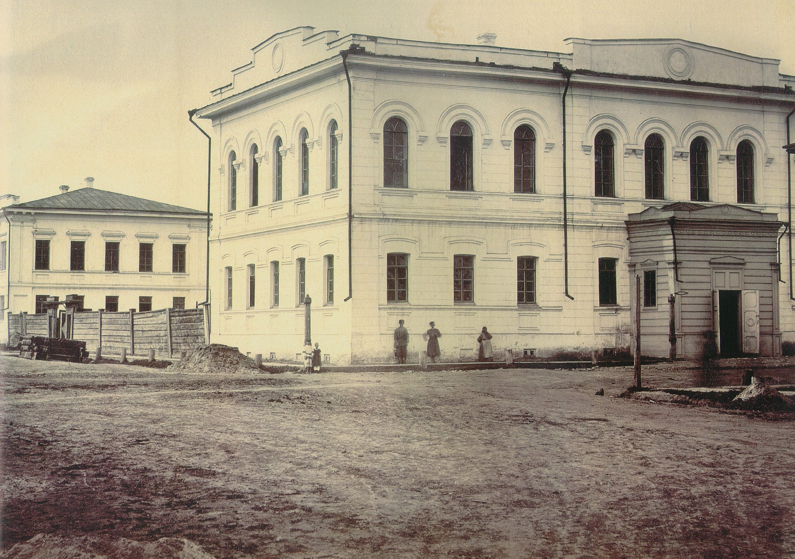 Уездное училище и женская школа. (<nobr class="_">1866–1871 гг.</nobr>) Фото <nobr class="_">К. Н. Высоцкого</nobr> // <nobr class="_">Боярский Л. В.</nobr> Уездное училище и женская школа. (<nobr class="_">1866–1871 гг.</nobr>) Фото <nobr class="_">К. Н. Высоцкого</nobr> // <nobr class="_">Боярский Л. В.</nobr>