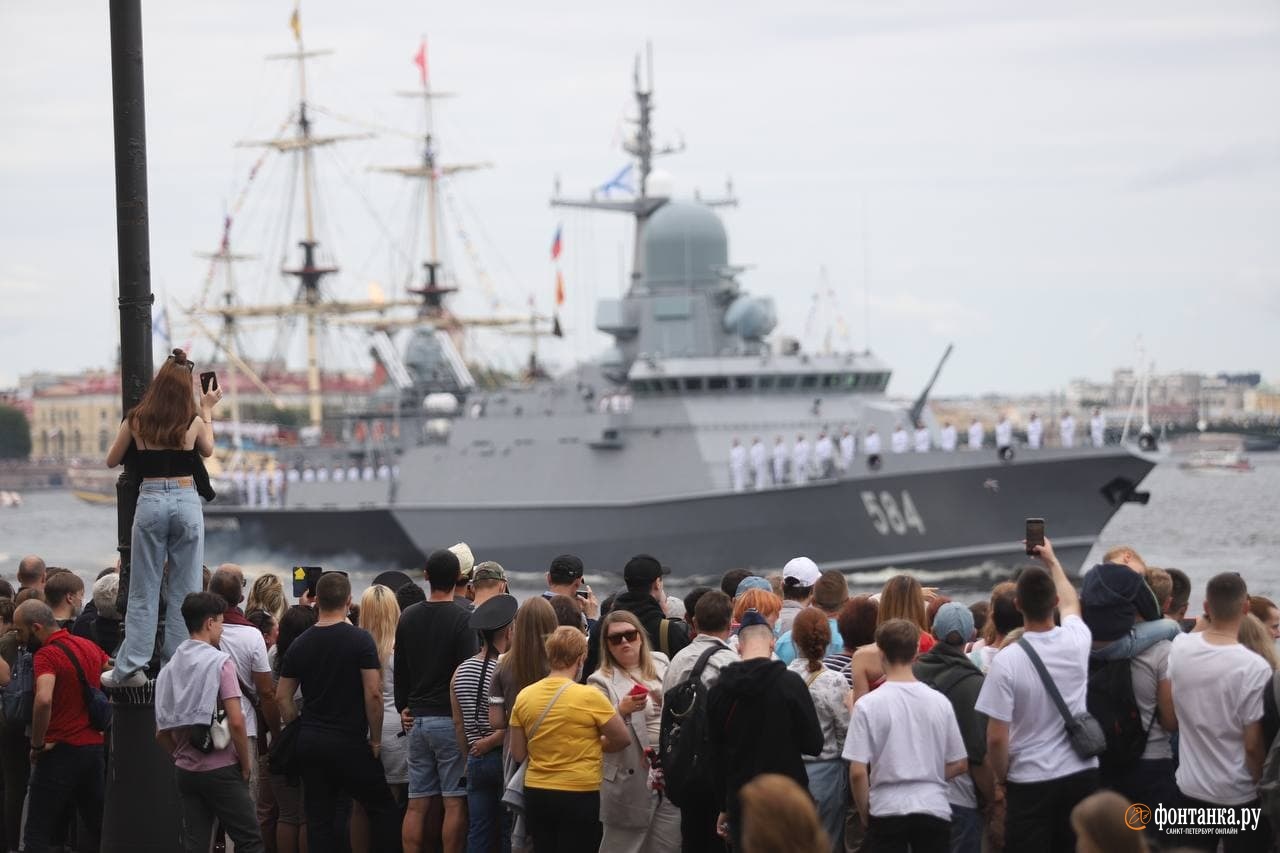 Военно-морской парад завершен. В Петербурге его посмотрели тысячи горожан и туристов