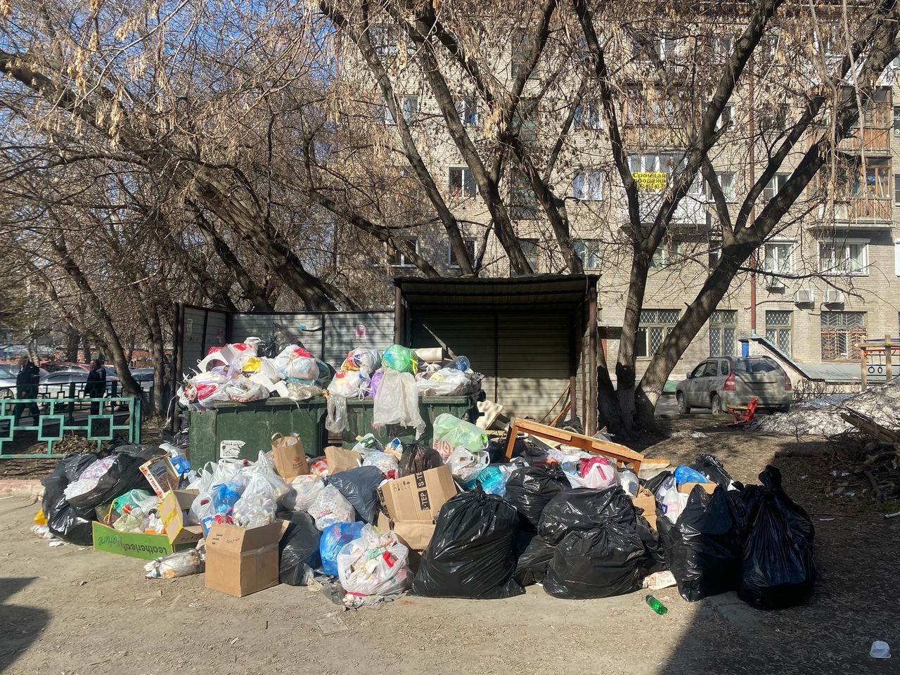 Дворы завалило мусором, а уборщики ломают контейнеры: неприятные фото из центра Новосибирска