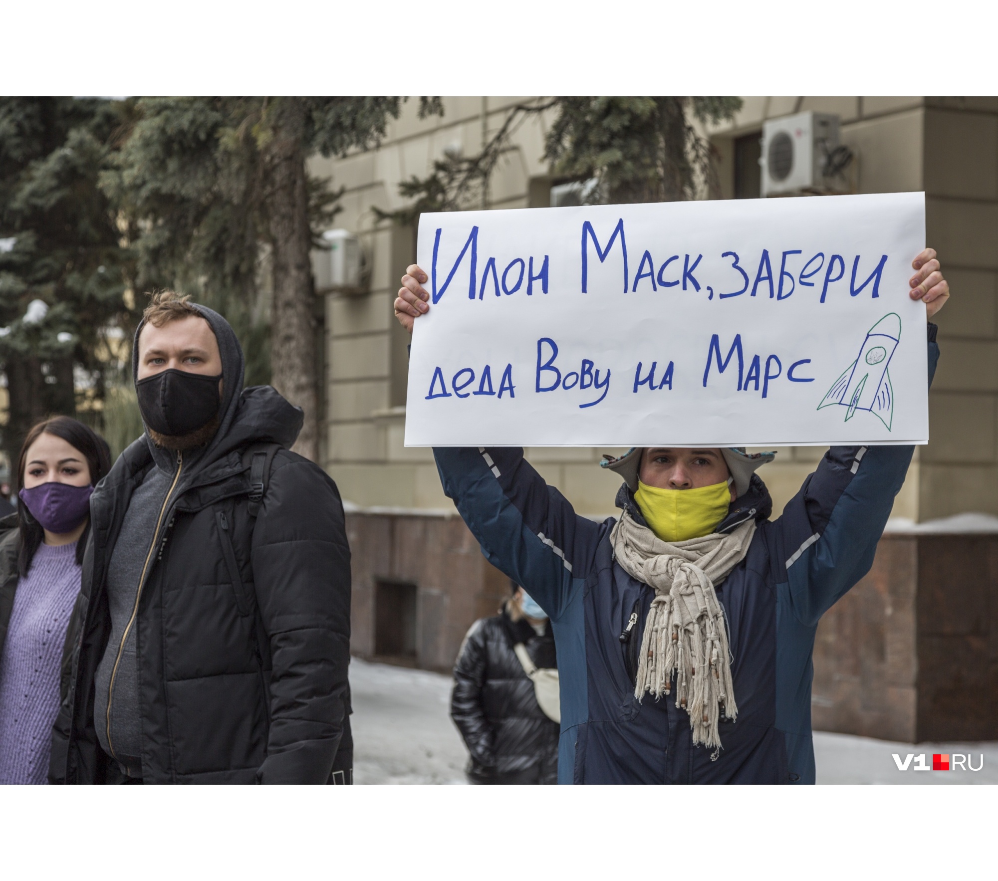 Немногие из участников акции рискнули разорачивать плакаты Немногие из участников акции рискнули разорачивать плакаты