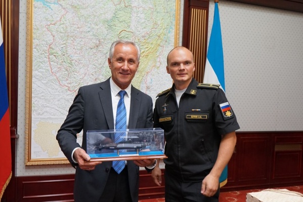 Глава города Сергей Греков (слева) подписал соглашение с командованием лодки Глава города Сергей Греков (слева) подписал соглашение с командованием лодки