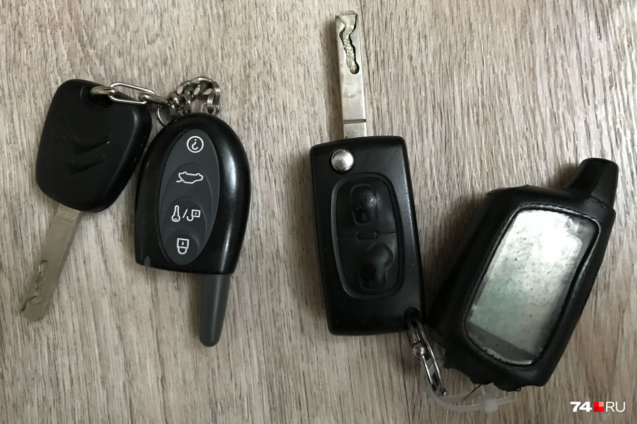 Для сравнения два оригинальных заводских ключа от автомобиля Citroen: основной (справа) и запасной. Внешне они заметно отличаются
